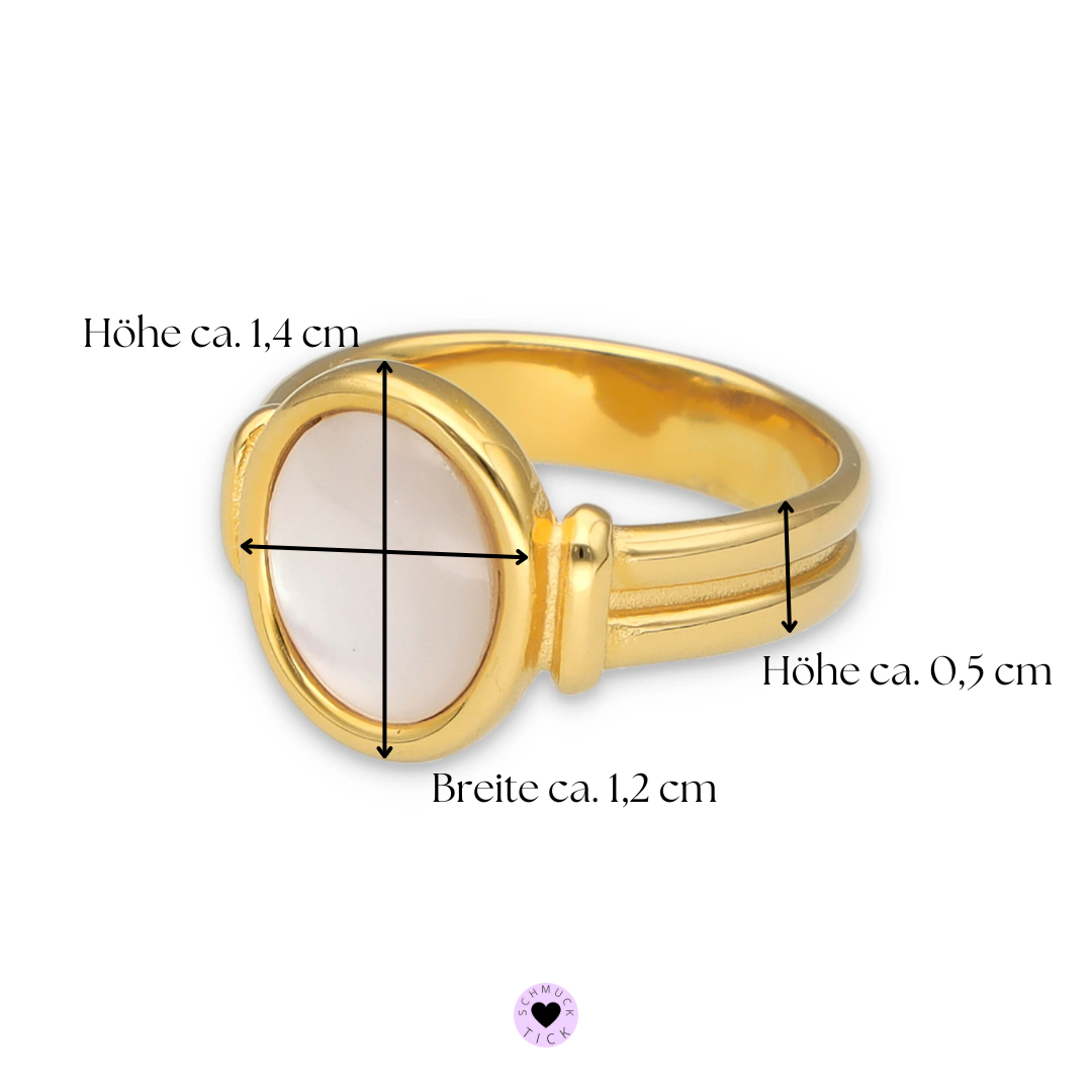 Ring CHARLIZE aus vergoldetem Edelstahl mit einem eleganten, runden Perlmutt-Stein in der Mitte. Bild zeigt die Maßangaben des Rings. 