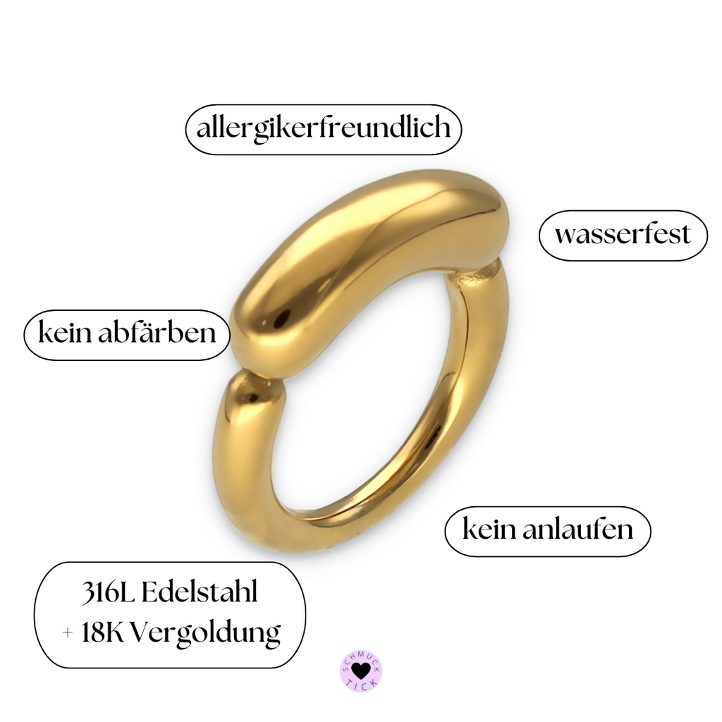 Kiko Statement-Ring von Schmucktick, vergoldeter Edelstahl, schmaler Ring mit oben aufgesetztem rundlichen Balken.