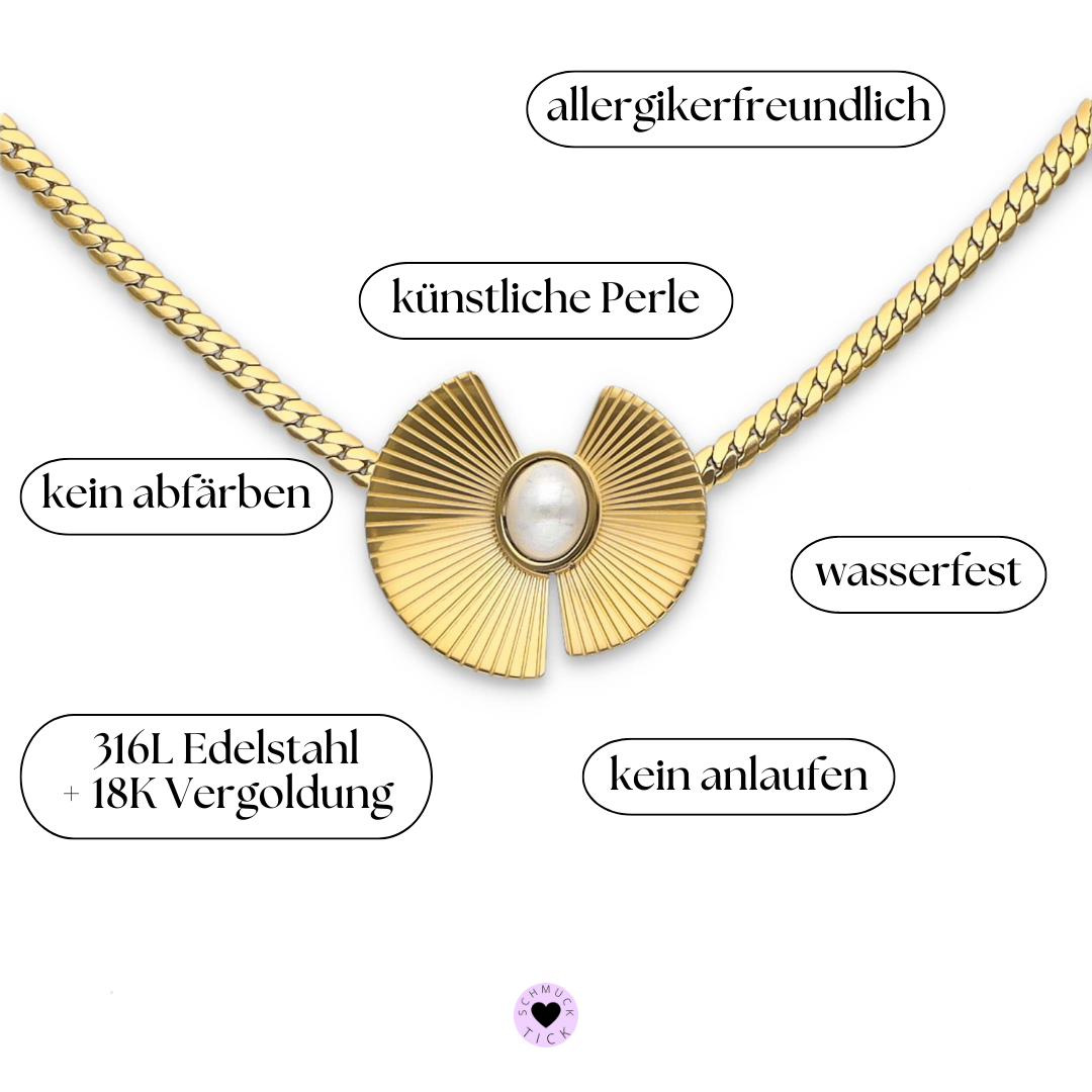 Kette ELSA aus Edelstahl vergoldet, mit gerillter Oberfläche und mittig schimmernder ovaler Perle, fächerförmiges Design. Bild zeigt Infos der Kette. 