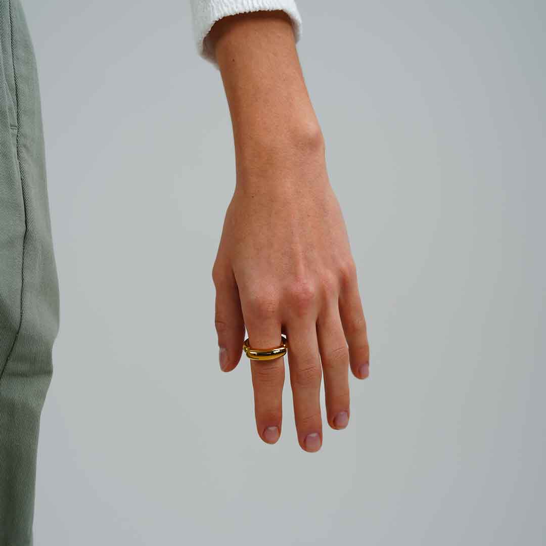 Getragen von Model Kiko Statement-Ring von Schmucktick, vergoldeter Edelstahl, schmaler Ring mit oben aufgesetztem rundlichen Balken.